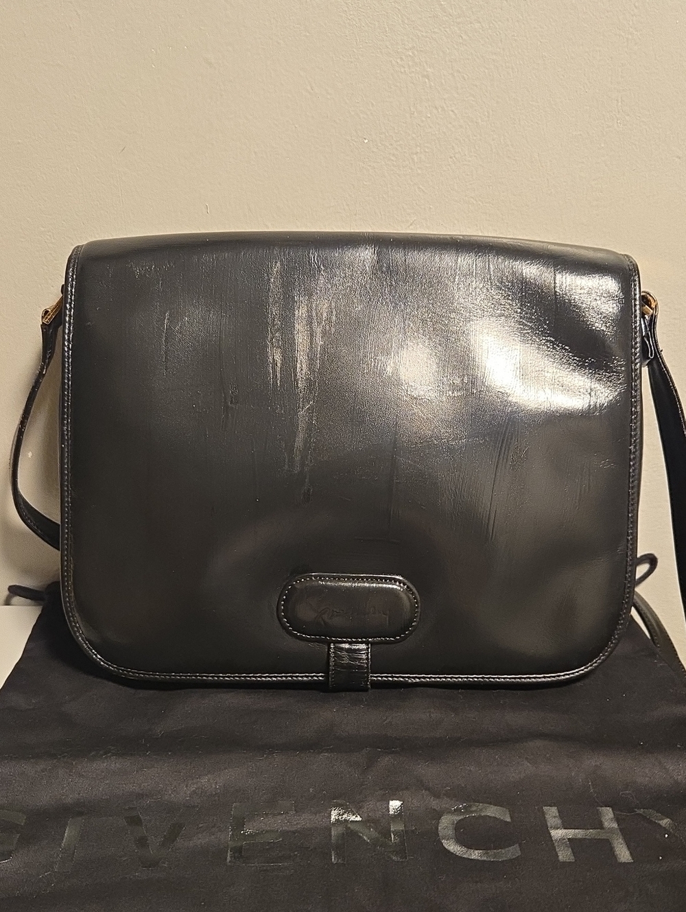 Givenchy Sacs Black Leather Messenger Bag with Subtle Gold Hardware